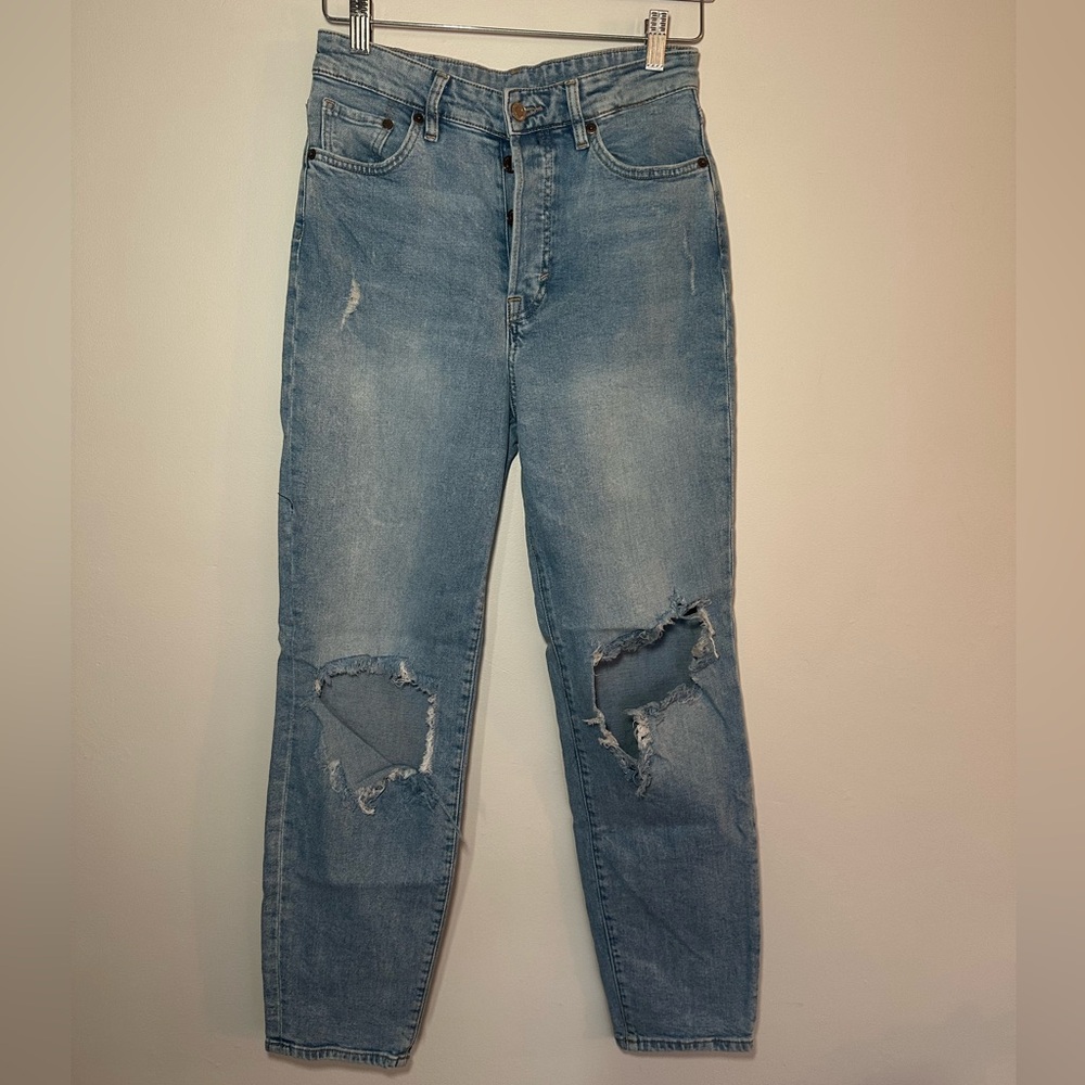 H&M Women’s Mom Jeans Ultra High Waist Size 4 – Distressed‎ Light Wash (EUC)